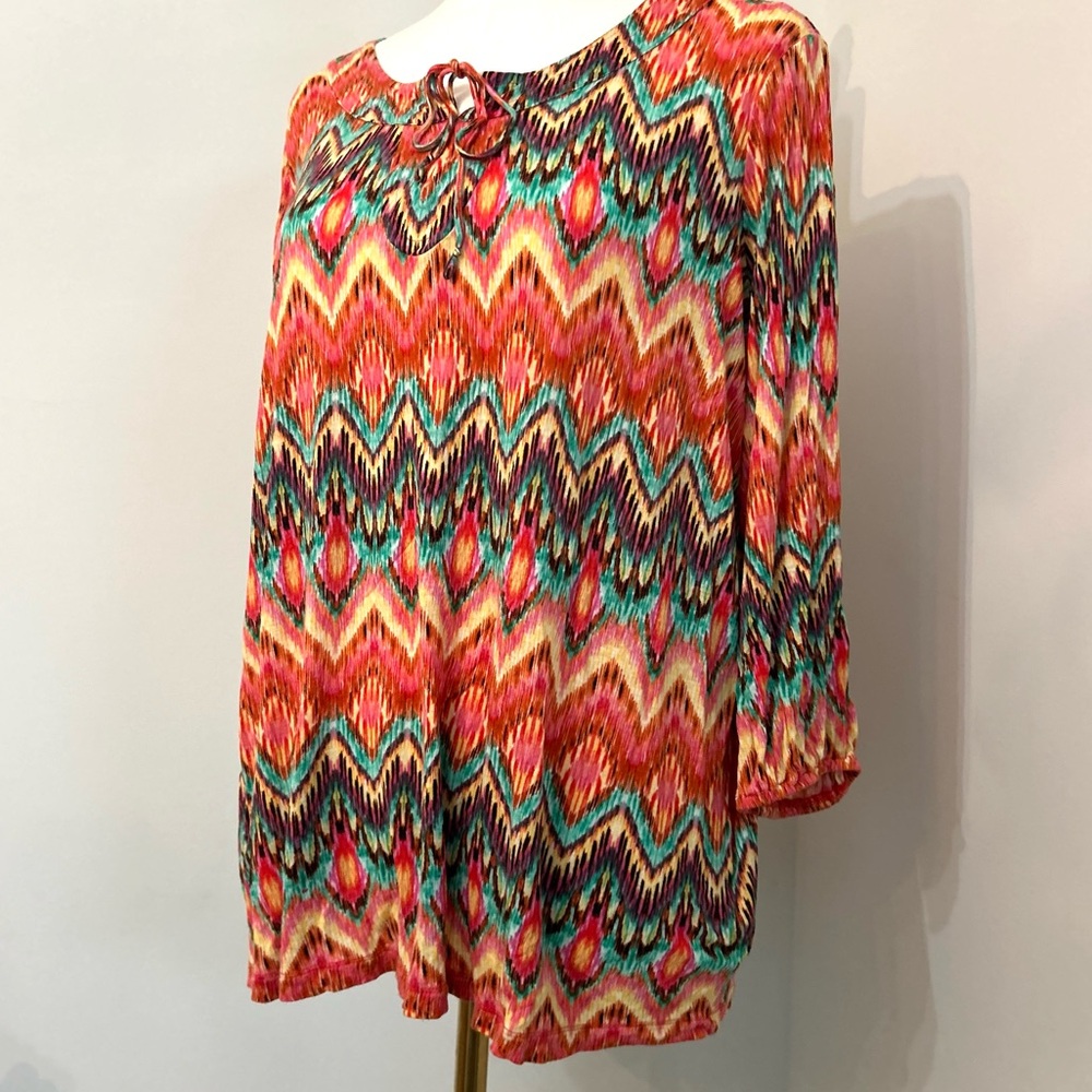 Jones New York Sport Women Top Ikat Chevron Print Split V-Neck W/Tie 3/4 Sleeve - Picture 3 of 9
